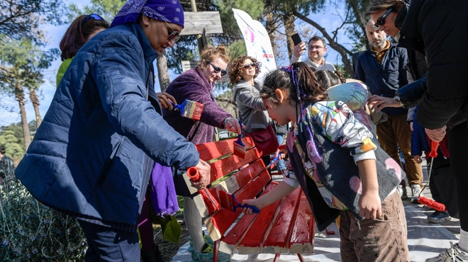 İzmir’den şiddete karşı güçlü mesaj: Kırmızı bank-Haber-Manset